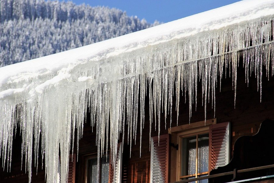 jak zabezpieczyć dach przed zimą sposoby